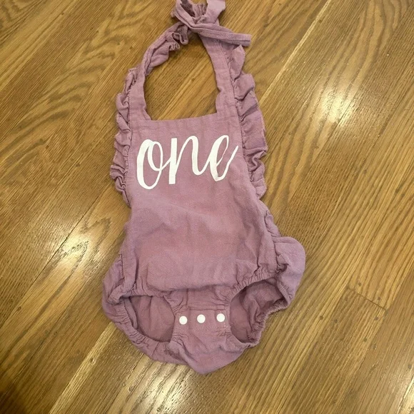 Super cute one year old girl outfit! - Picture 2 of 2